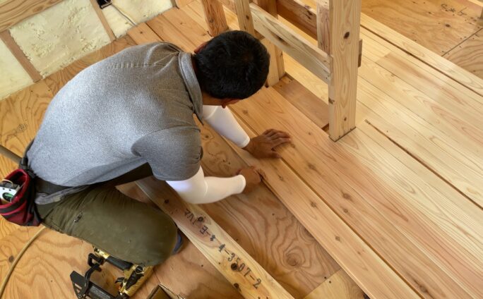 平屋の家　県産材の床貼りをしています。
